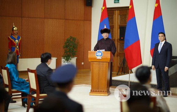 ФОТО: Монгол Улсын Ерөнхийлөгч Ухнаагийн Хүрэлсүх төрийн дээд цол, одон, медаль гардууллаа
