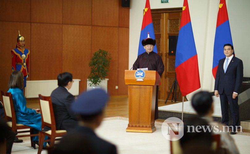 ФОТО: Монгол Улсын Ерөнхийлөгч Ухнаагийн Хүрэлсүх төрийн дээд цол, одон, медаль гардууллаа