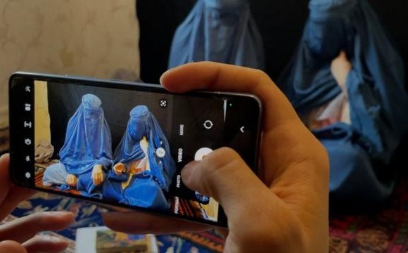 Талибанчуудыг дуугаараа эсэргүүцэж буй эгч дүүс