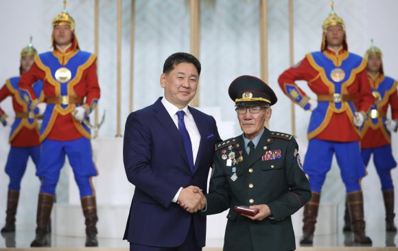 “Монгол цэргийн өдөр”-ийг тохиолдуулан төрийн дээд цол, одон, медаль гардуулав