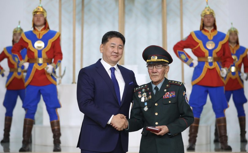 “Монгол цэргийн өдөр”-ийг тохиолдуулан төрийн дээд цол, одон, медаль гардуулав