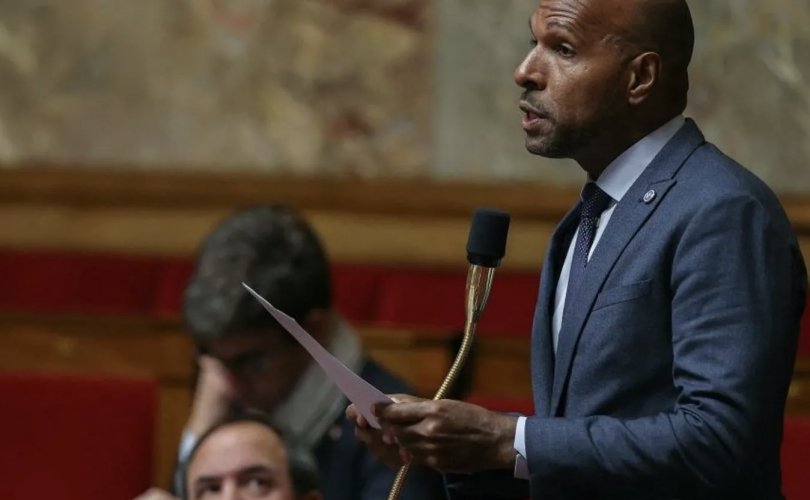 Францын парламент үсний засалтаар ялгаварлан гадуурхахыг хориглоно