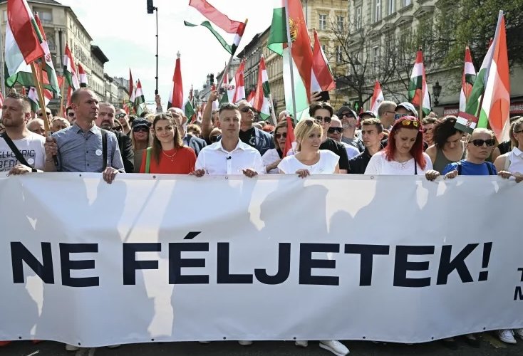 Унгарт олон мянган хүн Орбаны эсрэг жагсаал хийжээ