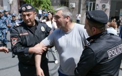 Арменийн тосгоныг Азербайжанд шилжүүлэх шийдвэрийг эсэргүүцжээ