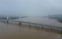 Хятад: 12 цаг үргэлжлэх борооноос урьтаж иргэдээ нүүлгэв