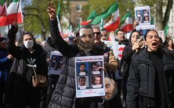 Ираны репперт цаазын ял оноосны эсрэг жагсч байна