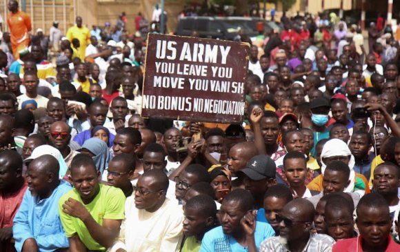 Нигер: Олон зуун хүн АНУ-ын цэргийг гаргахаар жагсав