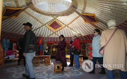 Фото: “Монгол гэрийн уламжлалт урлал,зан үйл”-ийг төв талбайд сурталчилж байна