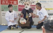 Япон: Бухимдлаа илэрхийлэн ширээ хөмөрдөг тэмцээн зохиов