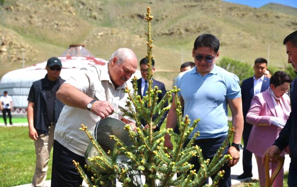 БНБУ-ын Ерөнхийлөгч А.Г.Лукашенко айлчлалаа өндөрлүүлэхээсээ өмнө дурсгалын мод тарилаа