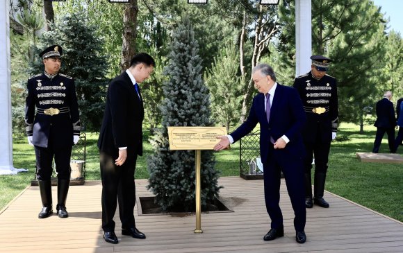 Монгол, Узбекистан улсын Ерөнхийлөгч нар дурсгалын мод тарилаа