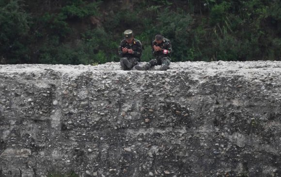 Хойд Солонгос тусгаарлах хилийн хана барьж байна