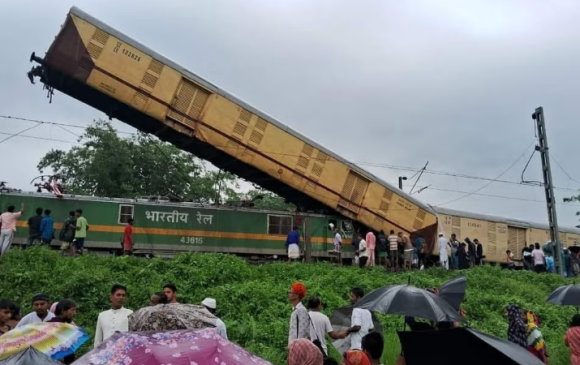 Энэтхэгт галт тэрэгний ослоор 8 хүн амиа алдав
