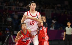 Хятадын 2 метр өндөр, 17 настай охиныг зогсоох баг алга