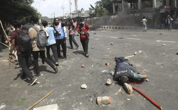Бангладеш: Эсэргүүцлийн жагсаал үргэлжилж, 105 хүн амь үрэгджээ