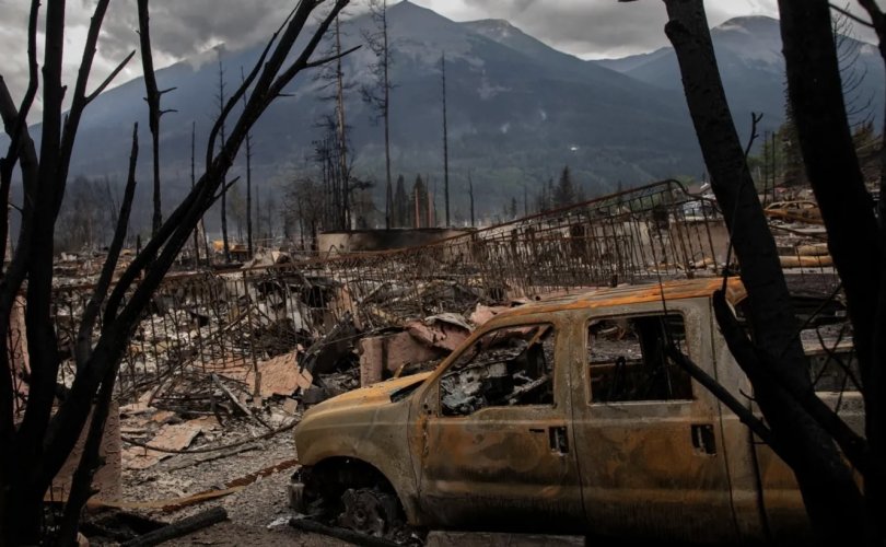 Канад: Ой хээрийн түймрээс болж хот бүхэлдээ шатжээ
