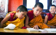 Хятад: Төвөдүүд суурьшсан нутаг дахь Буддын сургуулийг хаав