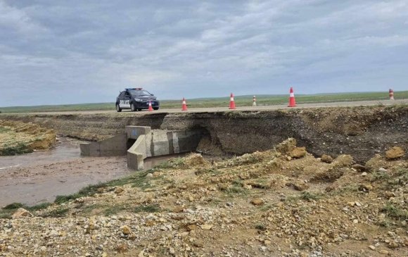 Үргэлжлэн орсон борооны улмаас дараах аймгуудын авто зам эвдэрчээ