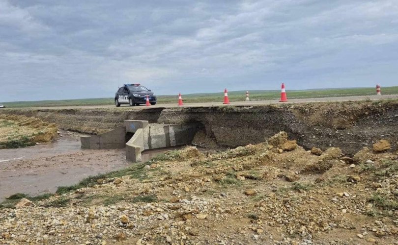 Үргэлжлэн орсон борооны улмаас дараах аймгуудын авто зам эвдэрчээ