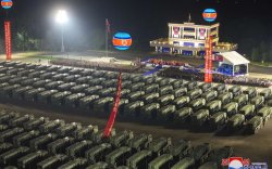 Хойд Солонгос хөрш орноо пуужингаар сүрдүүлэв