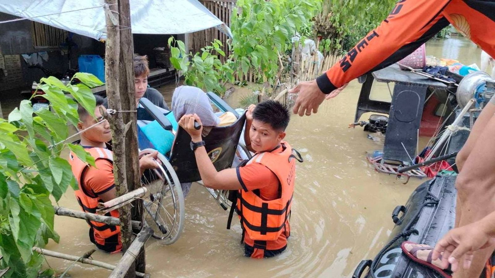 skynews-philippines-tropical-storm-trami_6725965