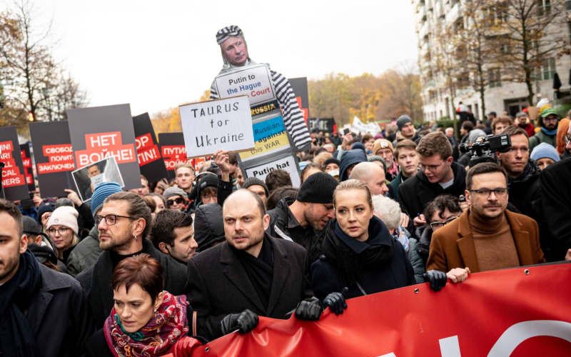 Юлия Навальная тэргүүтэй сөрөг хүчнийхэн Путиныг эсэргүүцэв