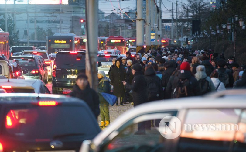 ФОТО СУРВАЛЖЛАГА: Автобусандаа багтдаггүй нийслэлчүүд