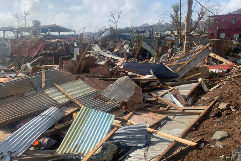 1722474-une-photo-prise-le-15-decembre-2024-montre-un-tas-de-debris-de-toles-et-de-bois