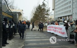 Жагсагчид Төрийн ордны зүүн хаалган дээр цуглав