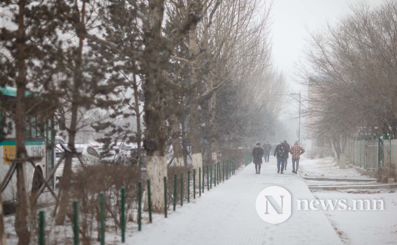 Улаанбаатарт ялимгүй цас орж, 14 хэм хүйтэн байна