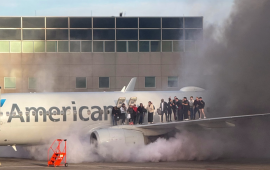 "American Airlines"-ын онгоц шатжээ