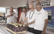 Диваажингийн арал Тувалу АТМ-тай болж, тууз хайчлав