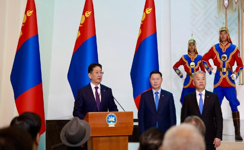 Хүнс, хөдөө аж ахуй, хөнгөн үйлдвэрийн салбарын албан хаагчид төрийн дээд одон, медаль хүртлээ