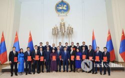 Сайдын суудал горилогчид нойргүй хонож байна
