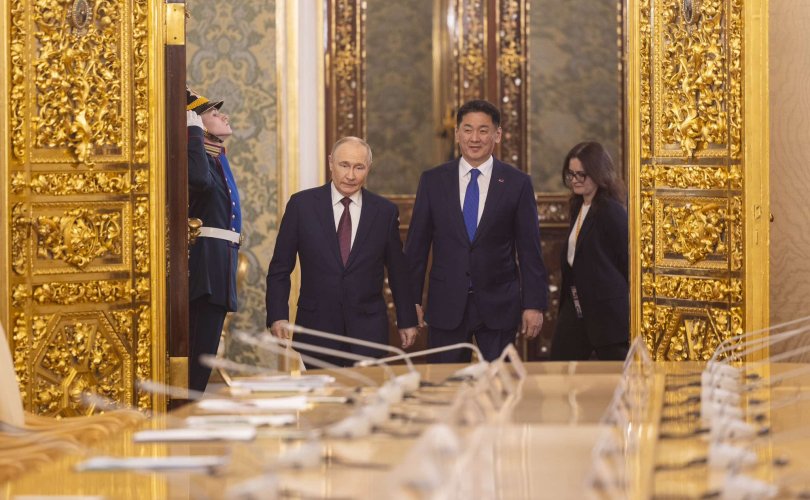 Монгол Улсын Ерөнхийлөгч У.Хүрэлсүх, ОХУ-ын Ерөнхийлөгч В.В.Путин нар албан ёсны уулзалт хийлээ