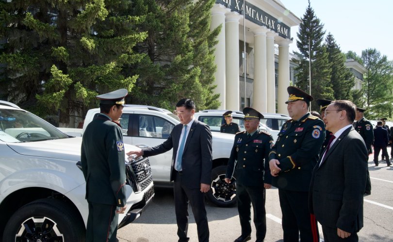"Ниссан навара" загварын 20 автомашин гардуулжээ