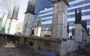 Зөвшөөрөлгүй барьж буй барилгын каркасыг албадан буулгаж байна