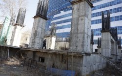 Зөвшөөрөлгүй барьж буй барилгын каркасыг албадан буулгаж байна