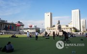 Сурвалжлага: Төв талбай ядуу айлын ноорхой гэр шиг харагдаж байна