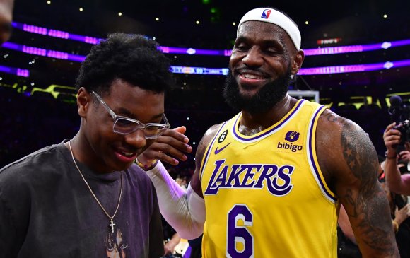 ЛеБрон бага хүүтэйгээ хамт NBA-д тоглохын төлөө гэрээгээ сунгах уу?