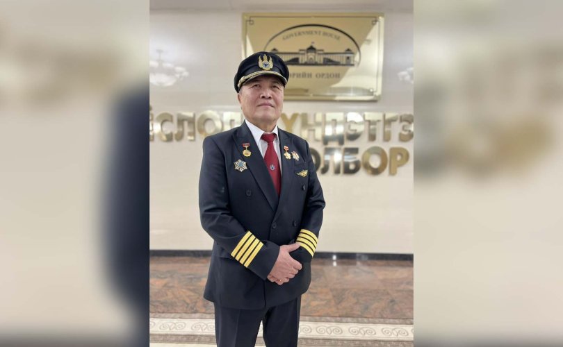 МИАТ компани Хөдөлмөрийн баатар нисгэгчтэй боллоо