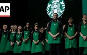 "Starbucks"-ын ажилтнууд хувцаслалтын дүрмийг эсэргүүцэж, ажил хаяв