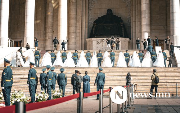 Фото: Гамшигтай тэмцэгчид хуримаа хийж байна