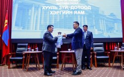 Хууль зүй, дотоод хэргийн сайд Л.Мөнхбаатар тамгаа гардан авч үүрэгт ажилдаа орлоо