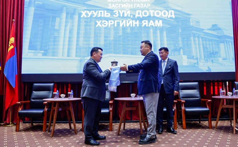 Хууль зүй, дотоод хэргийн сайд Л.Мөнхбаатар тамгаа гардан авч үүрэгт ажилдаа орлоо