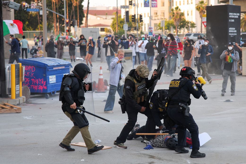 2025-06-07t022851z-1581372989-rc2exeaylgyr-rtrmadp-3-usa-migration-los-angeles