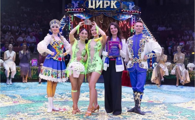 Эмэгтэй циркчид "Мөнгөн титэм" хүртжээ