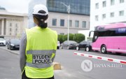Сурвалжлага: Залуус гадаад хэлээ сайжруулж, иргэдэд тусалж байна