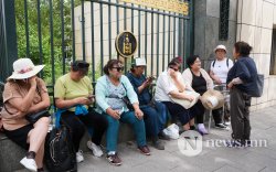 Өлсгөлөнгөөр далайлгасан тэмцэл банкны эздийг хөлжүүлэх болов
