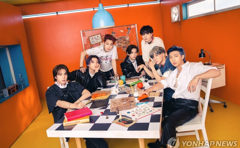 "BTS"-ийнхэн цэргийн албаа хааж дууслаа
